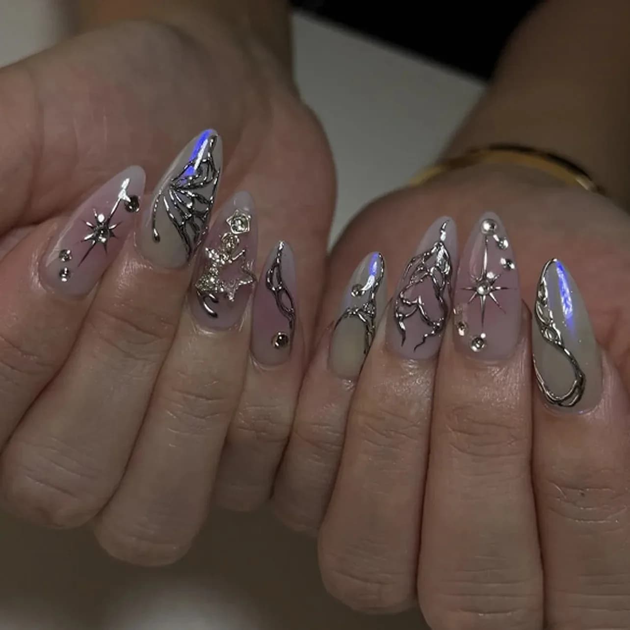 24 Pieces Finte Press-on Scure Nails with Black Glitter and 3D Metallic Design, Soft and Cool Almond Nails, Removable Nails Style Spice Girls