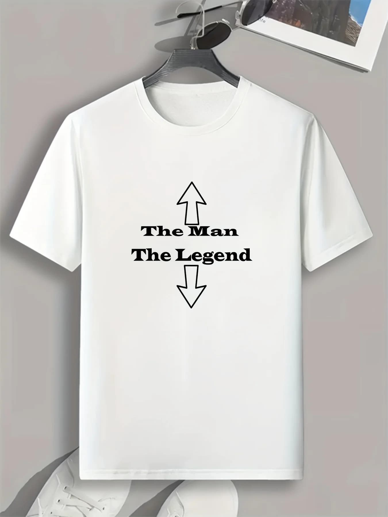T-shirt casual da uomo girocollo con design unico di lettere a freccia in poliestere traspirante lavabile in lavatrice, perfetta per l'estate