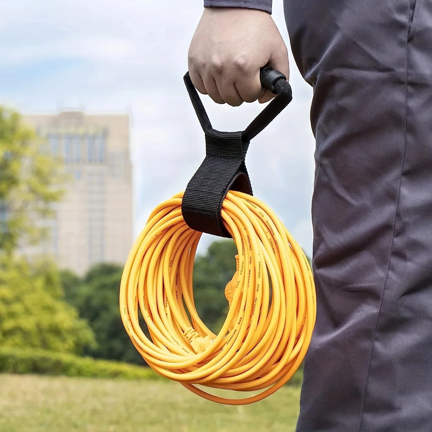 Organizer for electric extensions, durable multipurpose belt with handle, suitable for garages, campers and boats, for storage and organization.