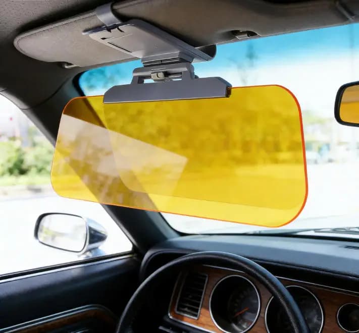 Parasole multifunzionale per auto, adatto per una facile installazione sul parabrezza dell'auto.