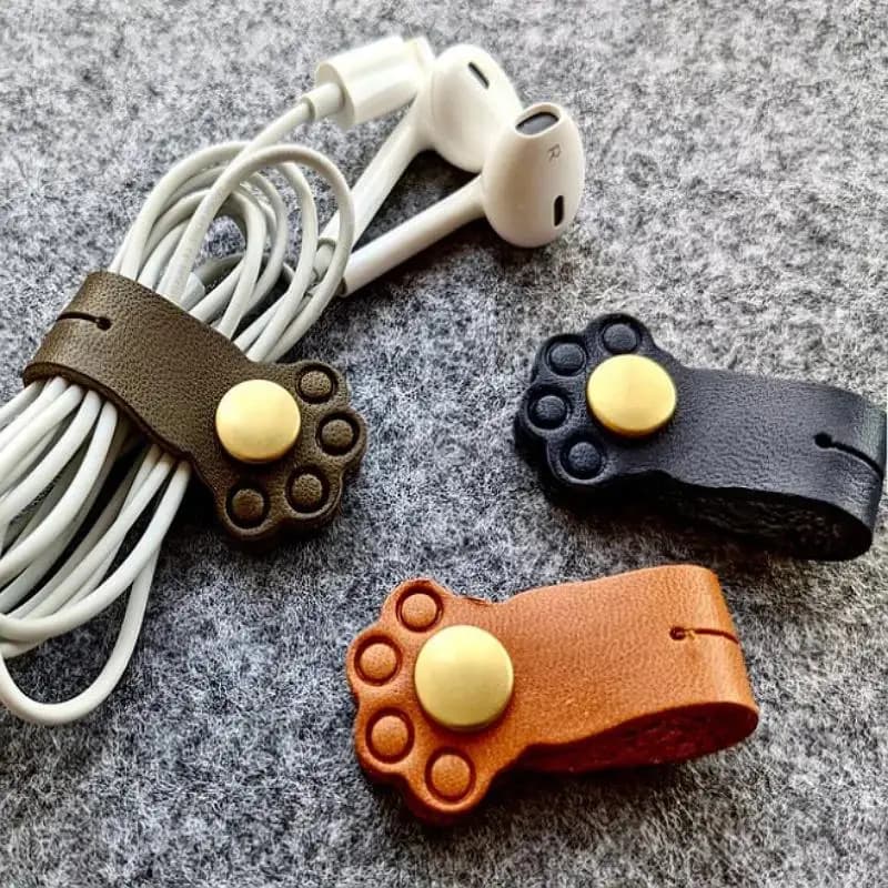 2 Pezzi Organizzatore Cavi in Pelle PU, Protezione Cavo a Forma di Zampa di Gatto Kawaii, Clip per Auricolari, Avvolgicavo, Organizzatore da Scrivania