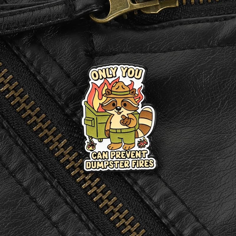 Spilla con Raccoon Pompieri, Meme di Internet, con Slogan Parodia, Accessorio per Uso Quotidiano, Stile Pop Culture Leggero