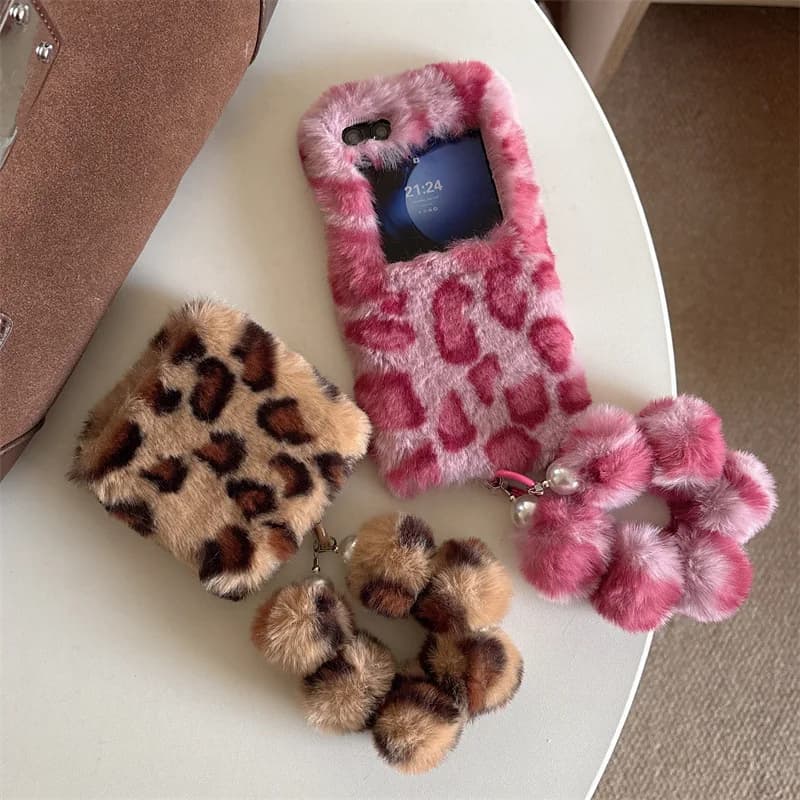 Custodia per telefono con staffa per cinturino da polso in peluche soffice con stampa leopardata di moda per Samsung Galaxy Z Flip 7 6 5 4 3 Zflip7 Cover antiurto