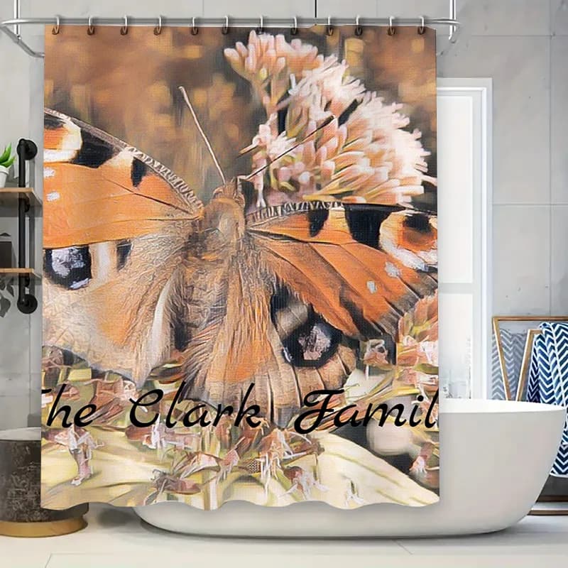 Tenda da doccia con farfalla per famiglia vibrante, decorazione personalizzata per bagno con design di fiori bianchi e carattere nero