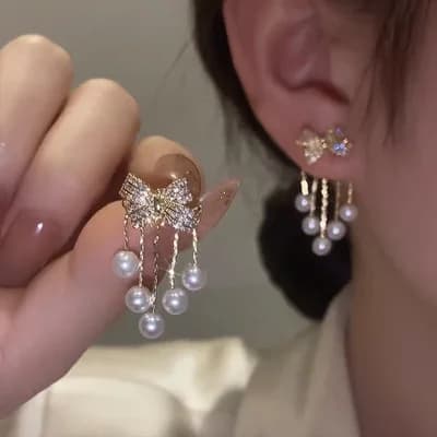 Orecchini con Fiocco in Perle e Nappine, Design di Nicchia, Gioielli Eleganti e Minimalisti