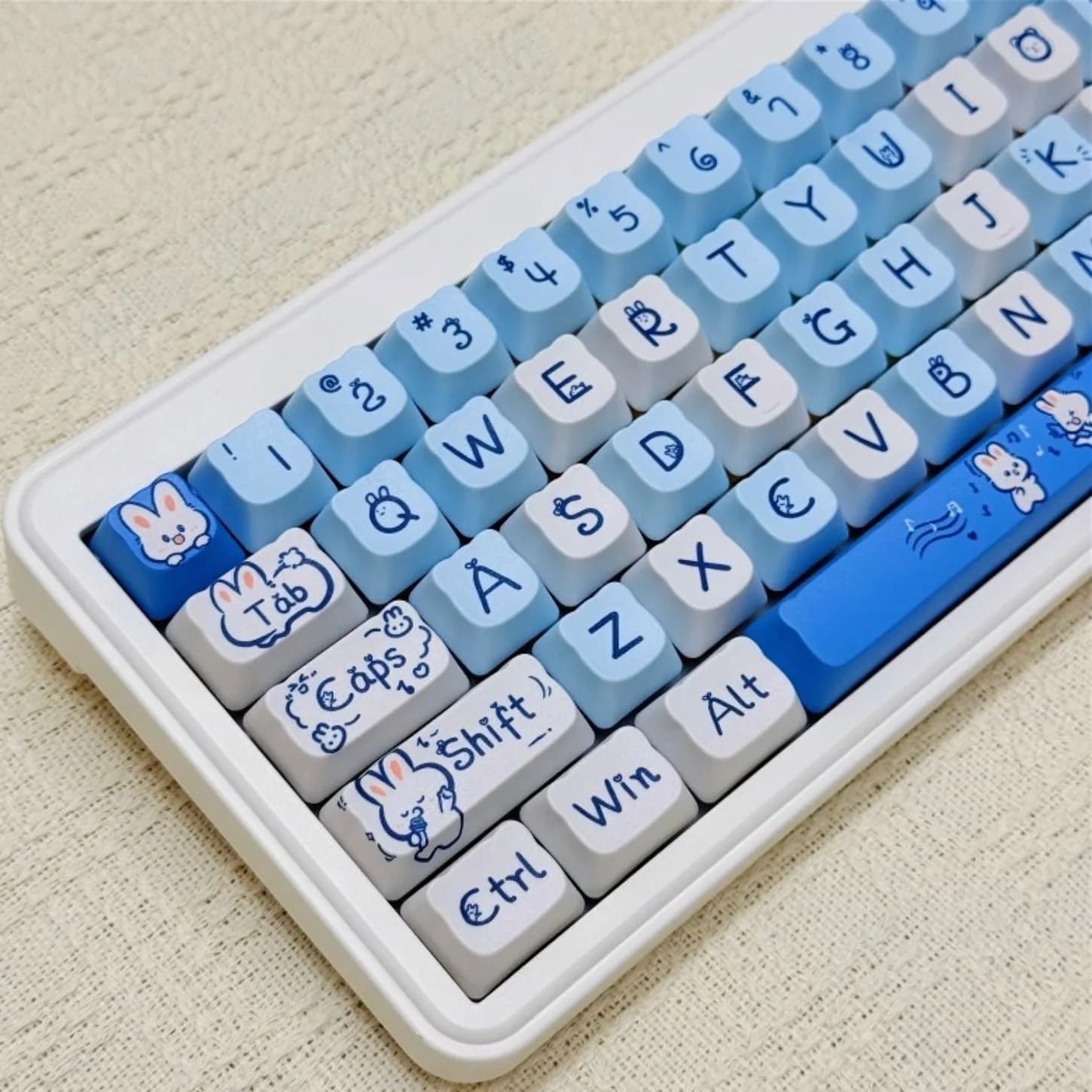 Set di Tasti PBT a Profilo MOA con Coniglietto Blu, 124 Tasti per Tastiera Meccanica con Switch MX, Tasti per Tastiera da Gaming Fai-da-Te