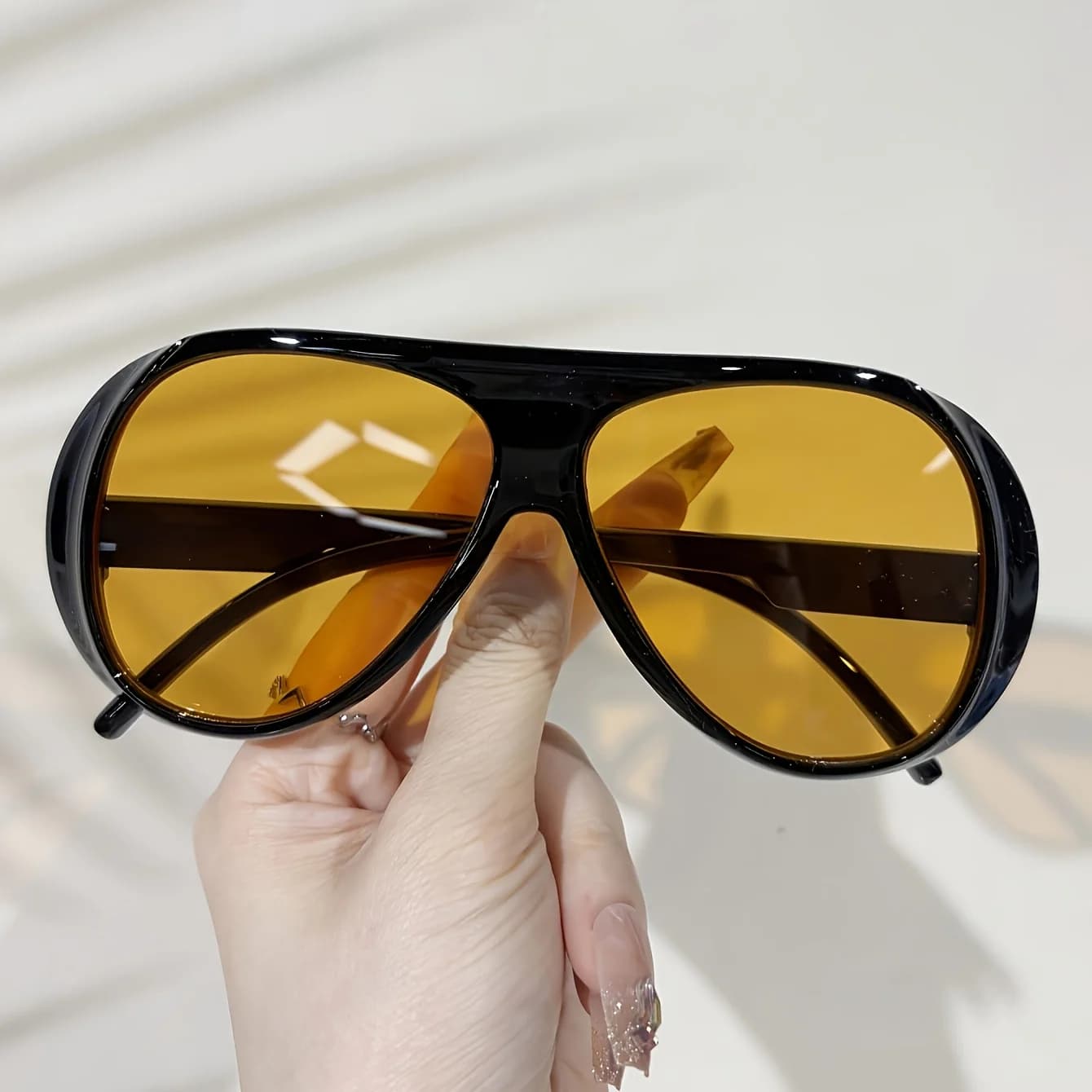 Semplici nel design, eleganti nel stile, classici nel gusto - questi occhiali alla moda sono perfetti come regalo o come decorazioni per la casa. I modelli sono alla moda e versatili, adatti per l'uso quotidiano casual.