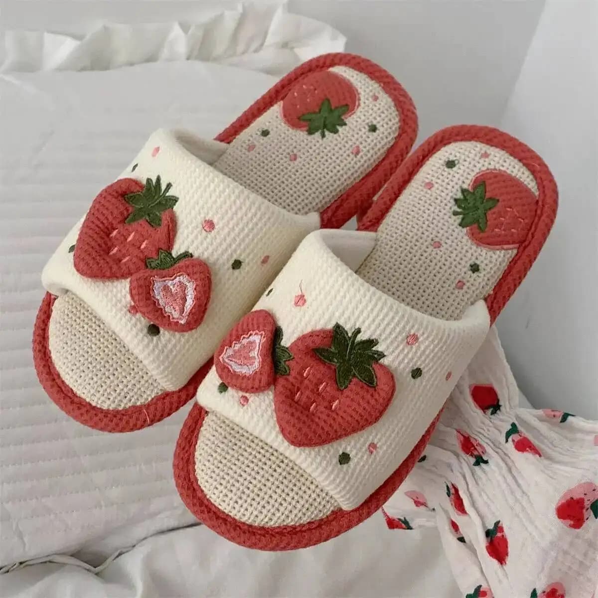 All Season Women's Floor Slippers Ins Strawberry Design Home Non Slip Silent Sweat Indoor Household Linen Slippers
