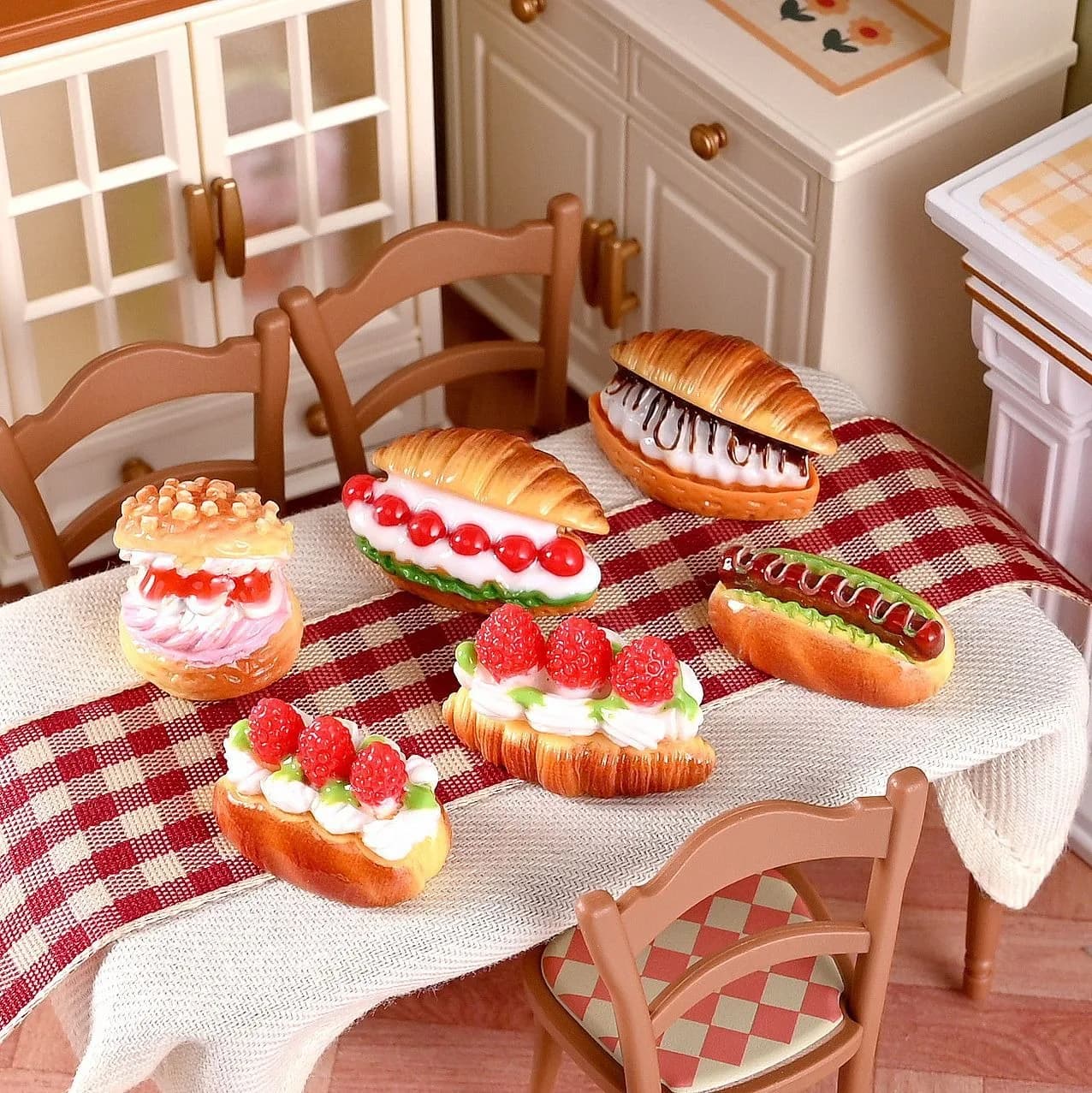 Set of 6 Miniatures in Food Resin Toy, Sympathetic Hot Dog and American Croissant, Home Decorations of Dolls and Kitchen