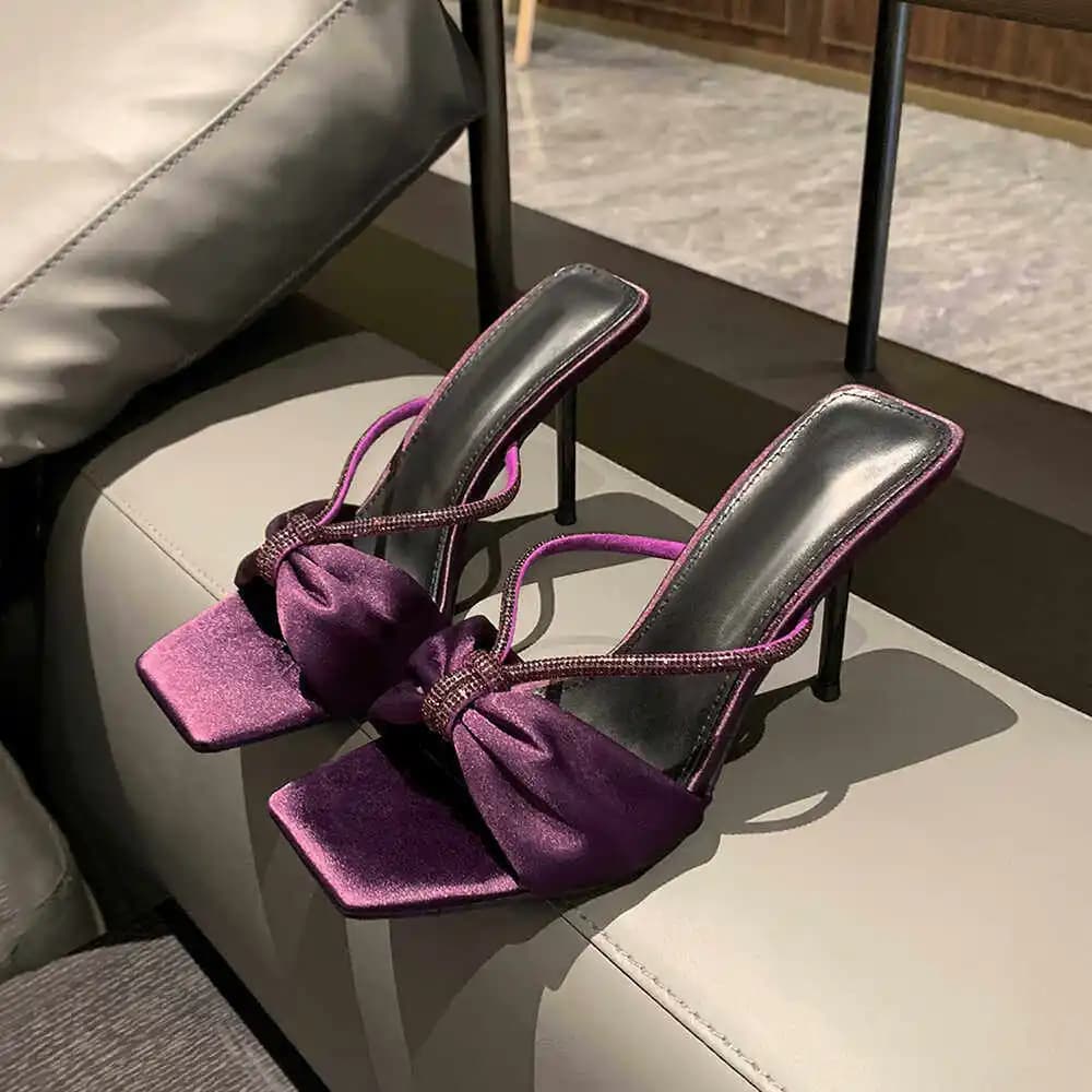 Sandali con cinturino in raso viola con strass per donna Estate Nuovo fiocco con punta aperta Pantofole sottili con tacco alto Scivoli moda casual