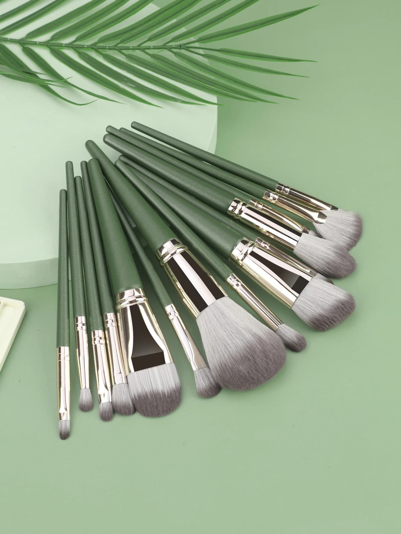 Nuovo set di pennelli per trucco Green Cloud da 14 pezzi, incluso pennello per cipria morbido e pennello per occhi, strumenti per il trucco di bellezza