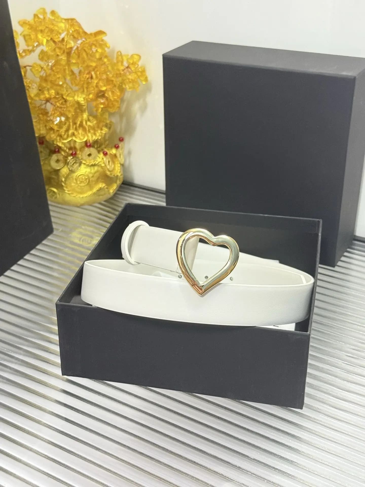 Simpatica cintura sottile con fibbia a cuore bianco per donna, cintura alla moda per abiti, jeans, gonne, uso quotidiano, regalo