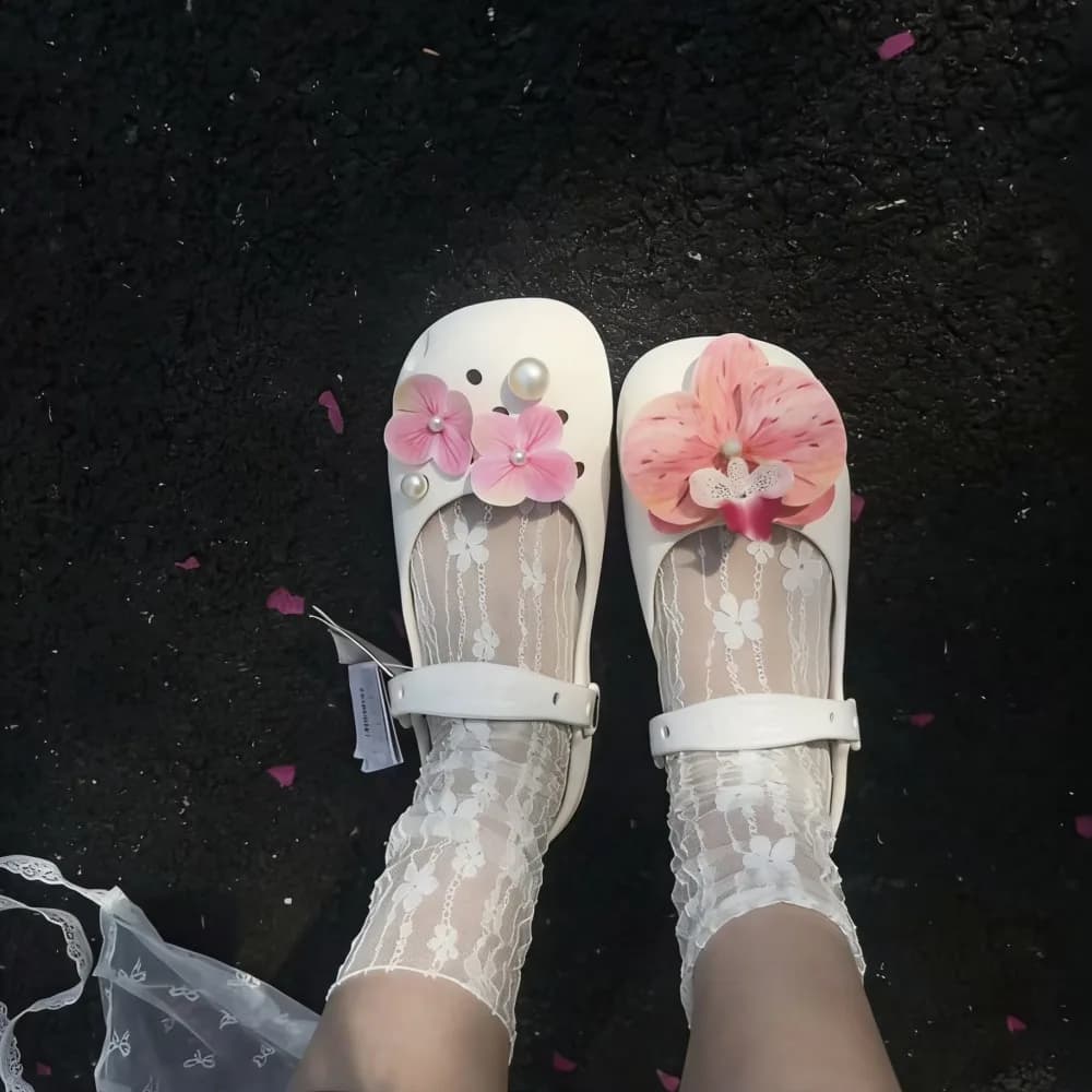 Accessori per Zoccoli da Ballerina con Fiori di Design, Decorazioni Eleganti con Perle per Scarpe Estive da Donna 2026, Set Originale di Charms per Scarpe Mary Jane