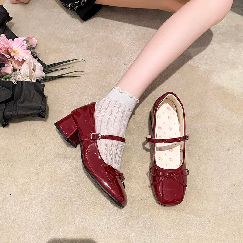 Scarpe singole con tacco largo in pelle verniciata con tacco alto con fiocco per donna 2025 Nuovo stile primavera con gonna Scarpe Mary Jane poco profonde