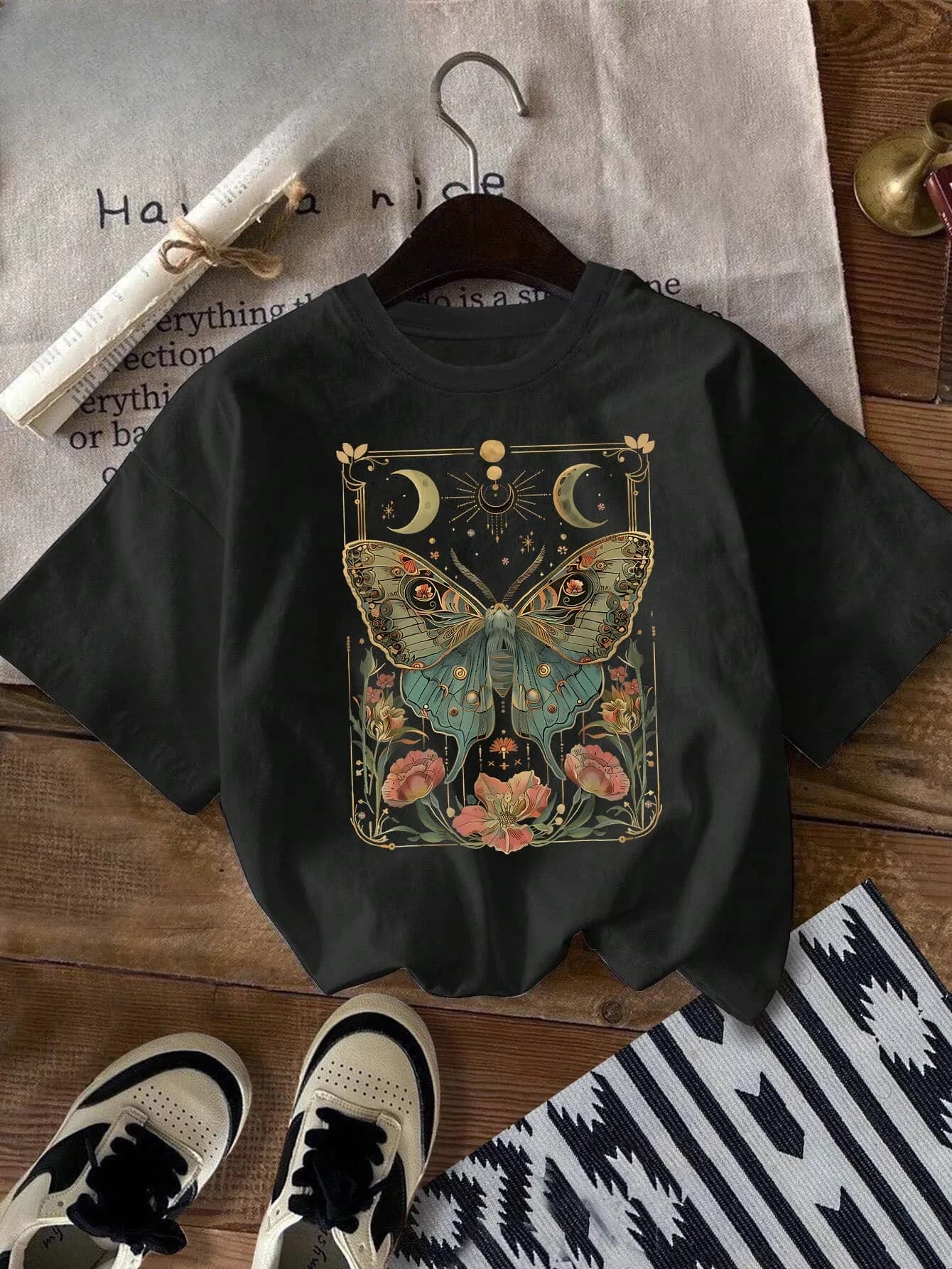 T-shirt da donna in stile pastorale Y2K, top girocollo a maniche corte con stampa a farfalla, decorata con motivi Lua e motivi floreali.