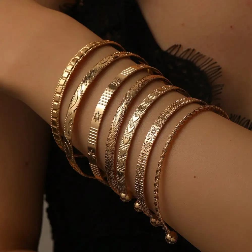 Set di 7 Bracciali Aperti Geometrici Incisi con Freccia, Rombo e Stella per Donne