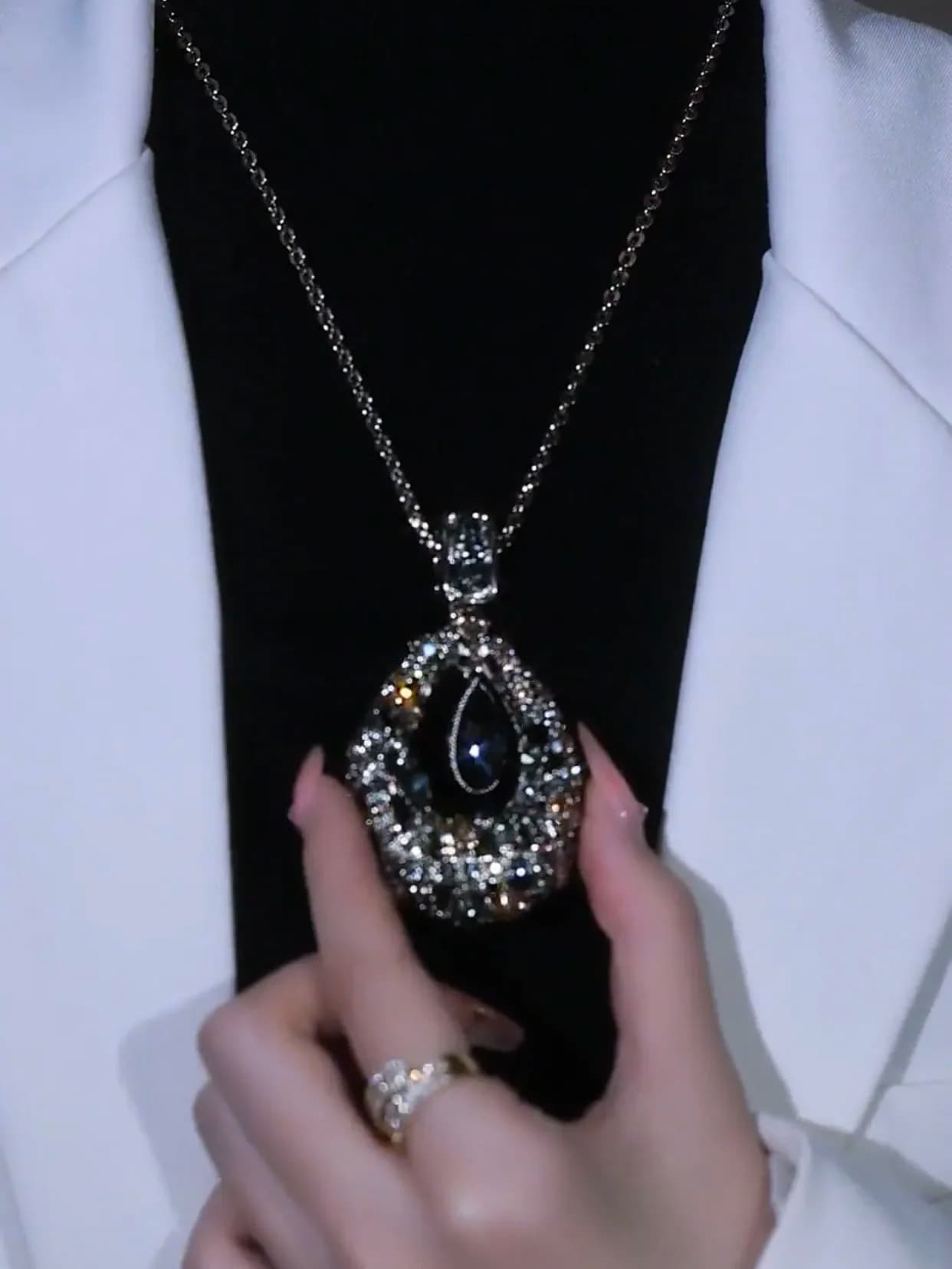 UMQ Catena per maglione a forma di goccia Collana geometrica dignitosa con atmosfera elegante Accessori pendenti per tutti i fiammiferi alla moda di lusso leggero