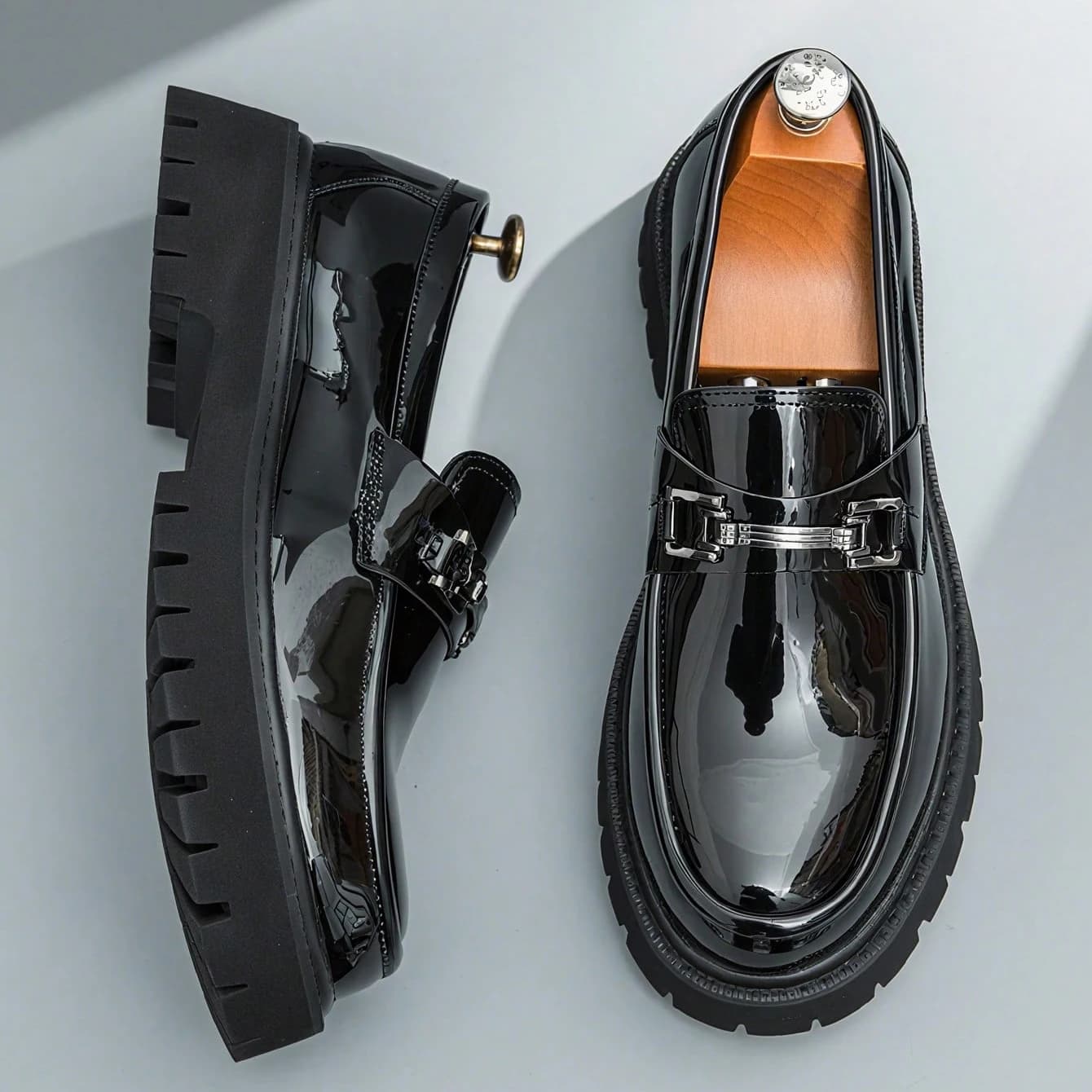 Classic Men's Moccasins with Fashionable Thick Sole Stylish Work Shoes brief-on for gentleman Glossy formal shoes with metal buckle