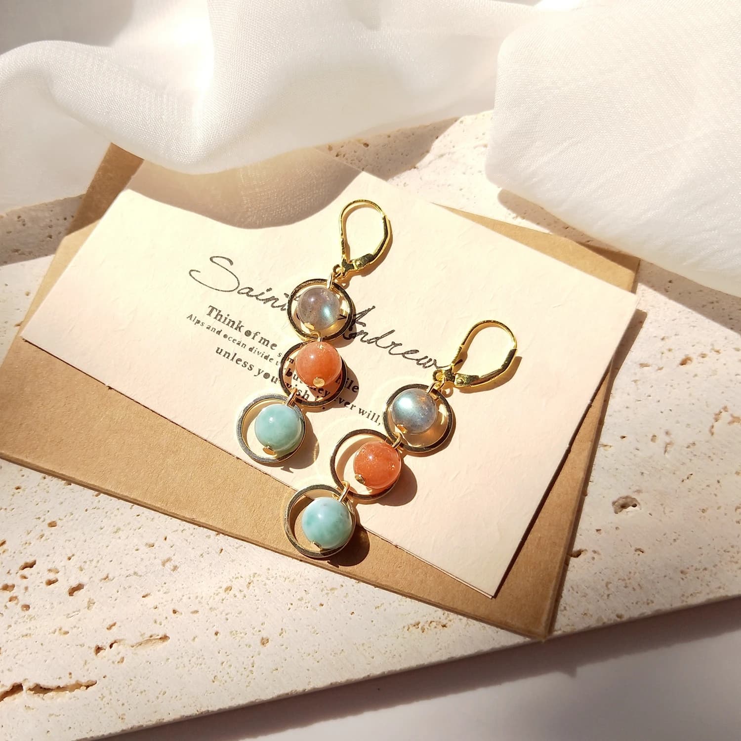Orecchini Pendenti Artigianali Lii Ji con Perle di Labradorite, Pietra del Sole e Larimar, Argento Sterling 925 Placcato Oro 18K