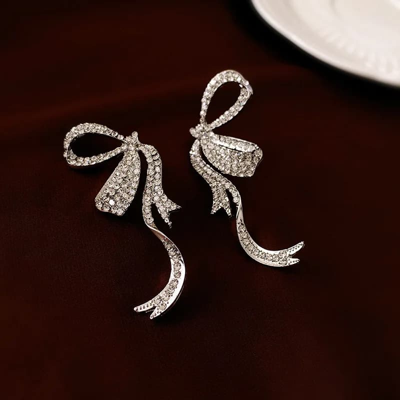 Orecchini ad ago in argento con fiocco tempestato di diamanti in stile lusso leggero Moda, temperamento elegante e fascia alta, sensuale