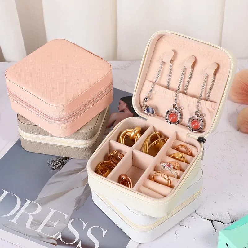 Mini jewelry box, portable, travel, for earrings, necklaces, rings, women's organizer, in leather, with showcase.