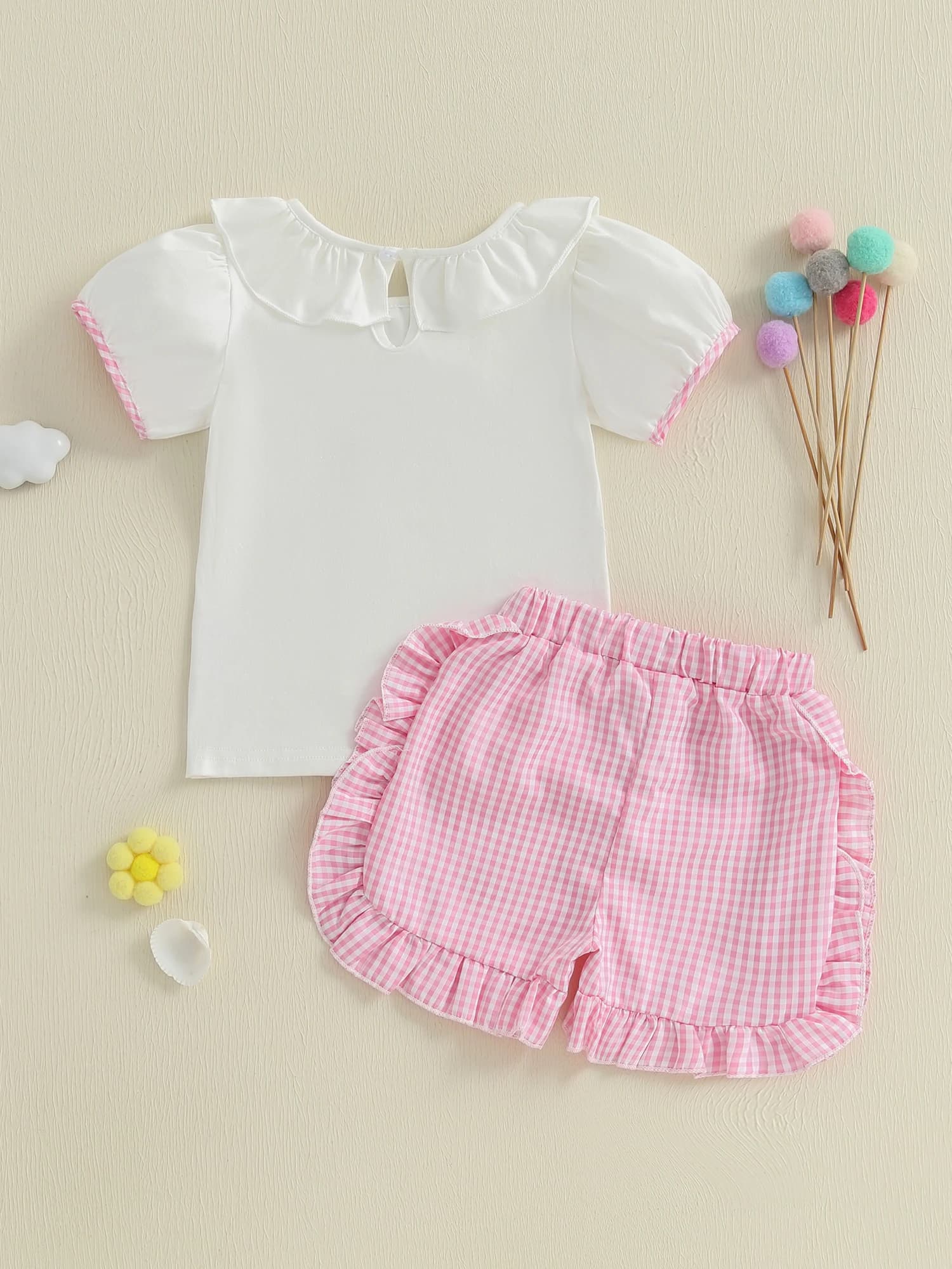 Adorabile set estivo per bambine con maglietta con stampa di barche a vela e pantaloncini scozzesi con volant - Completo da 2 pezzi per uno stile carino