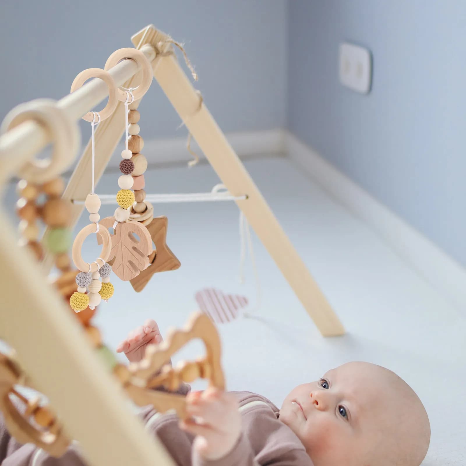 Set di 4 Decorazioni Sospese in Legno Sicure per Passeggino, Lettino, Centro Attività Sensoriale per lo Sviluppo delle Abilità Motorie del Neonato