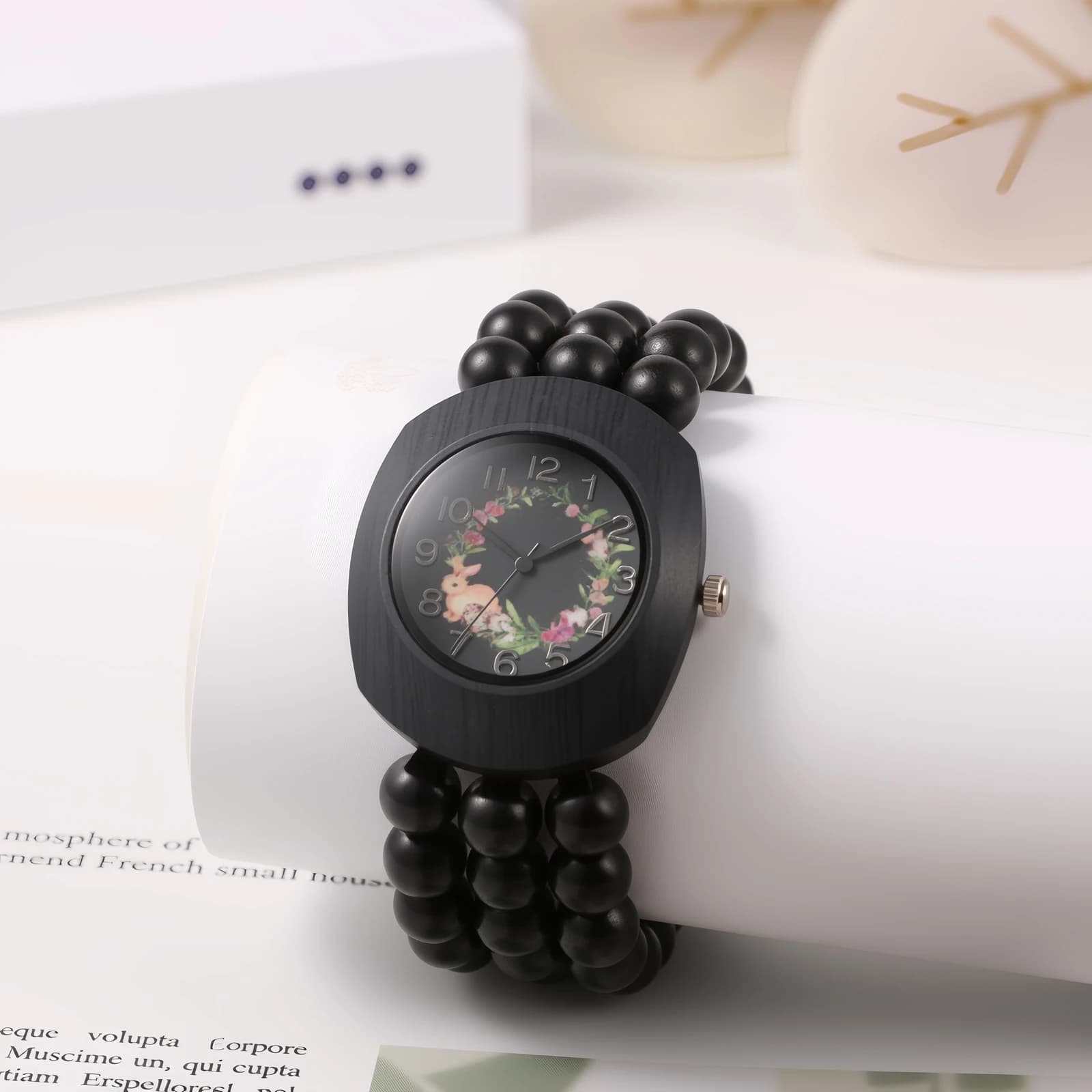 JEWELRYWE Orologio da Polso Bohemien con Cinturino Elastico in Perle di Legno a Forma di Barilotto per Donna, Bracciale Artigianale in Legno Naturale, Quadrante con Ghirlanda Floreale e Numeri Arabi, Orologio da Polso al Quarzo Boho alla Moda per Donna, Cinturino con Perline Antistress