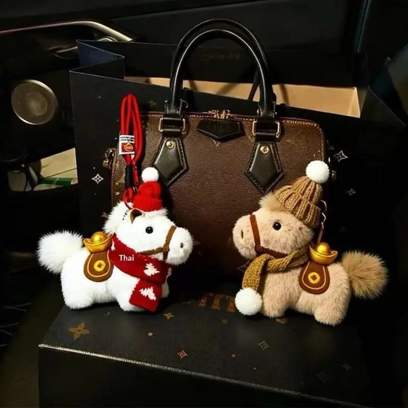 Horse Shape Plush Keyring, Decorative Pendant for Women, Gift for Christmas and Valentine's Day, Design with Hat and Winter Scarf