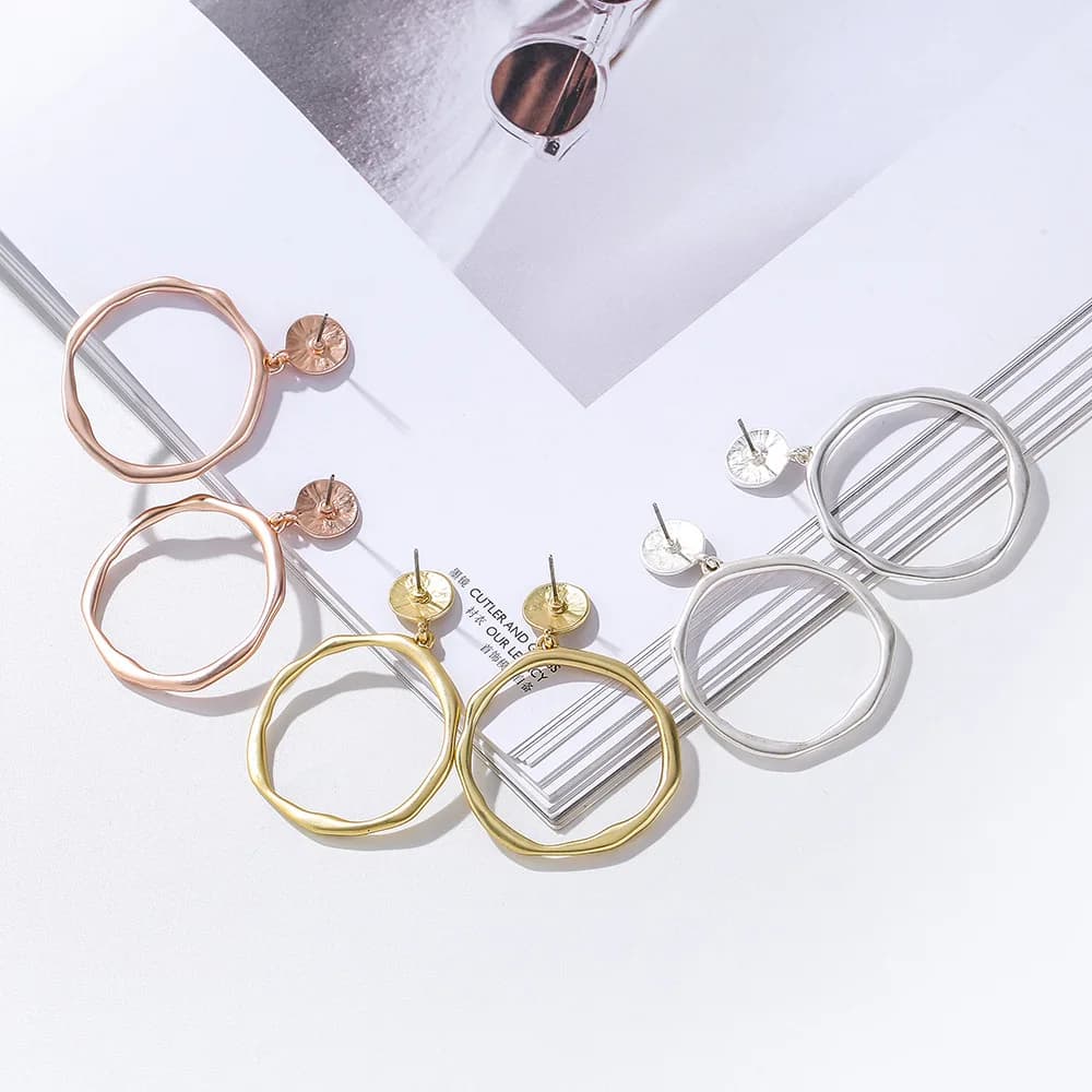 Elegant and refined earrings in European and American style, with fashionable geometric textures, mid-length versatile earrings.