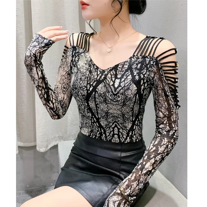 New Sexy Off the shoulder Mesh Tops 2024 autunno Hollowe out Diamond Tees Slim fit con scollo a v T-shirt a maniche lunghe da donna