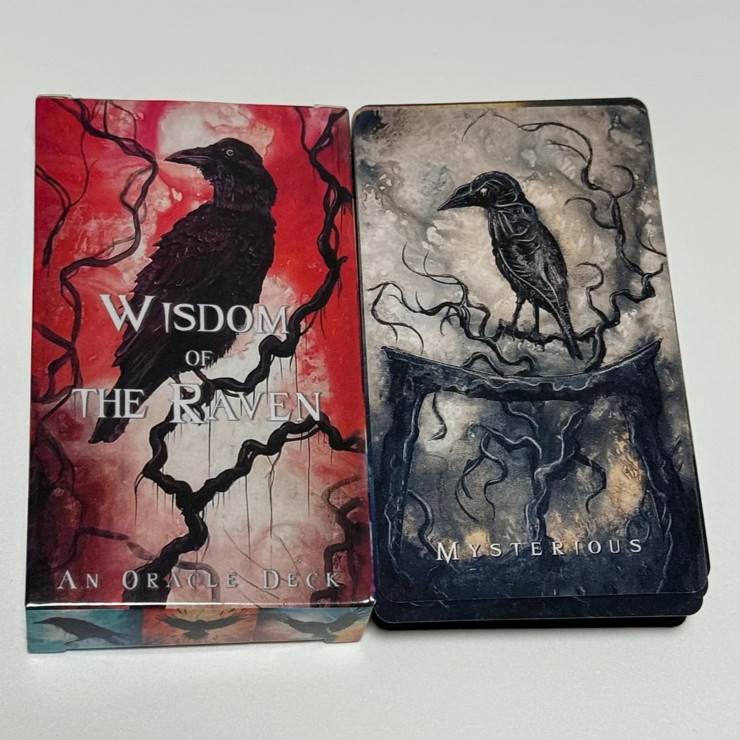 Mazzo di Carte Oracolo Wisdom of The Raven con 52 Carte e Illustrazioni Originali Surreali e Fantasy di Corvi