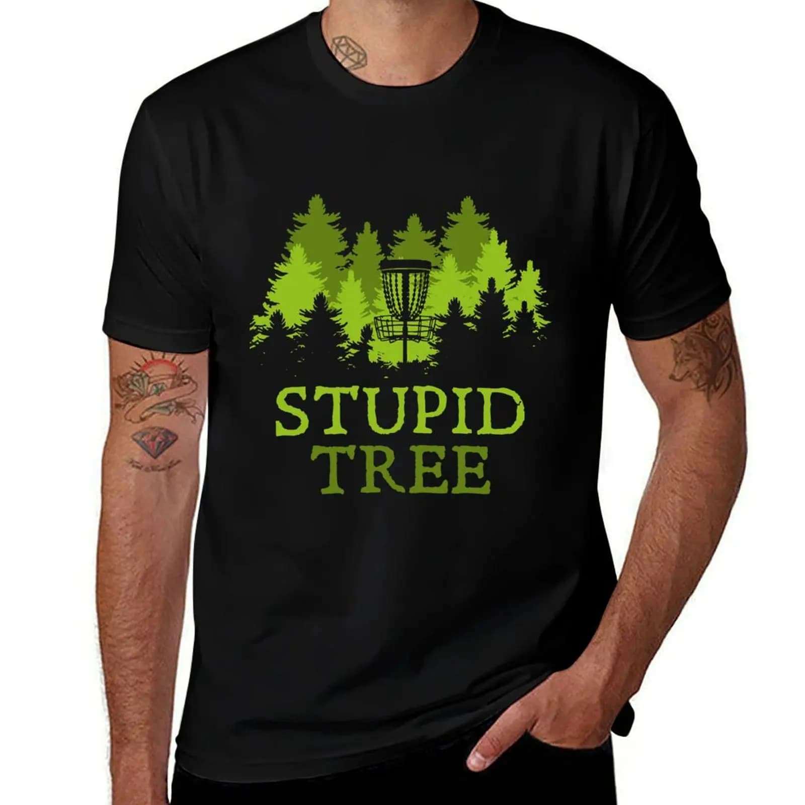 Divertente maglietta da golf con stampa di un giocatore che schizza sulle alberi, regalo per amanti del disc golf, t-shirt casual a maniche corte alla moda