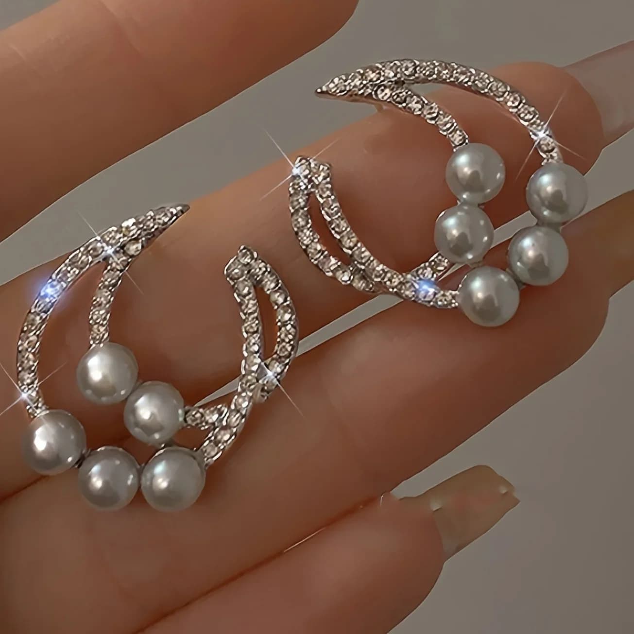 Orecchini Versatili con Perle e Strass dal Design Raffinato