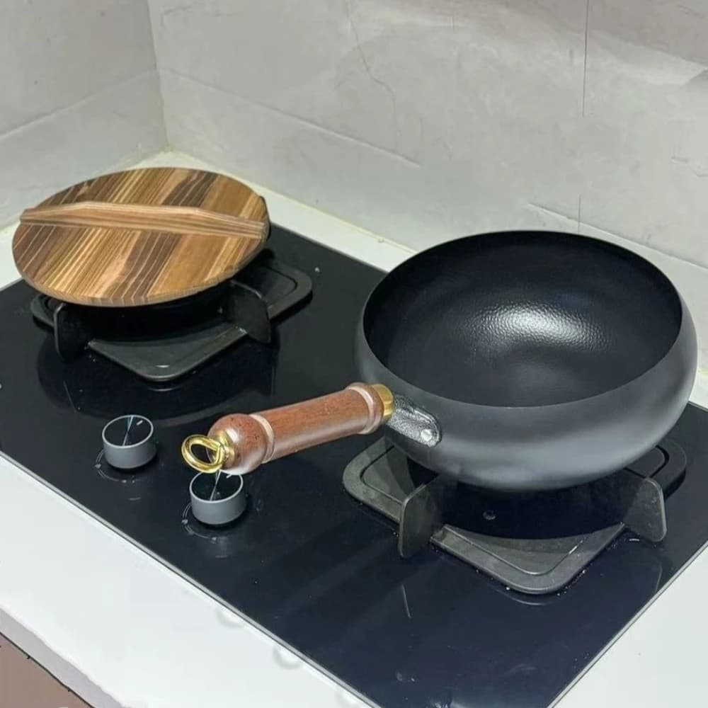 Wok Cinese Antiaderente Grande da 24 cm, Pentola per Zuppa Non Rivestita con Manico in Legno, Padella in Ferro a Fondo Piatto per Saltare in Padella, Utensile da Cucina