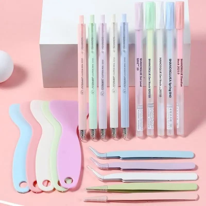 Nuovo Set di 4 Pezzi: Penna per Colla, Coltello per Intaglio, Pinzette, Piccola Paletta - Kit Fai-da-Te per Studenti, Strumenti per Diario Creativo, Set di Cancelleria e Artigianato
