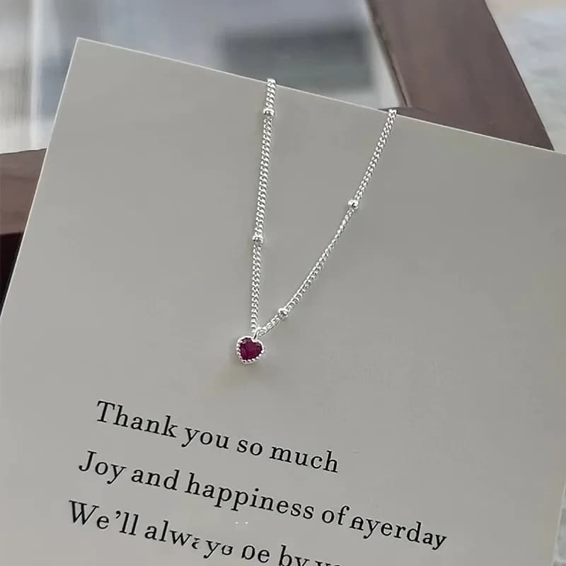 Collana con mini cuore per donna, design semplice, accessorio di nicchia di alta gamma, adatta per l'uso quotidiano e per banchetti.