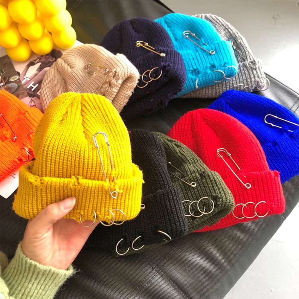 Berretto Unisex Autunno Inverno Stile Hip Hop con Fori, Cappello Lavorato a Maglia con Spilla Metallica, Berretto Senza Visiera, Cappello Melone per Esterno, Streetwear