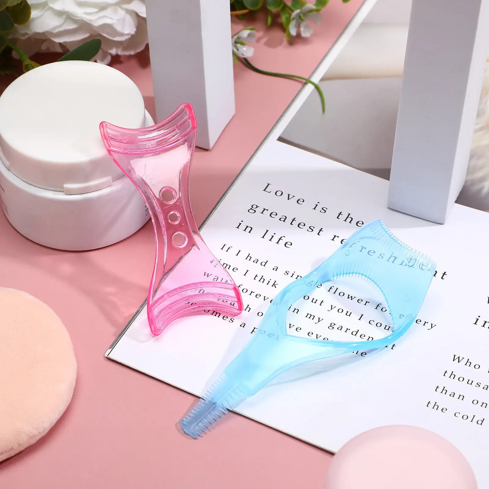 Set of 1 eyelash applicator, eyeliner guide, makeup tools, accessories, mascara stencils, models.