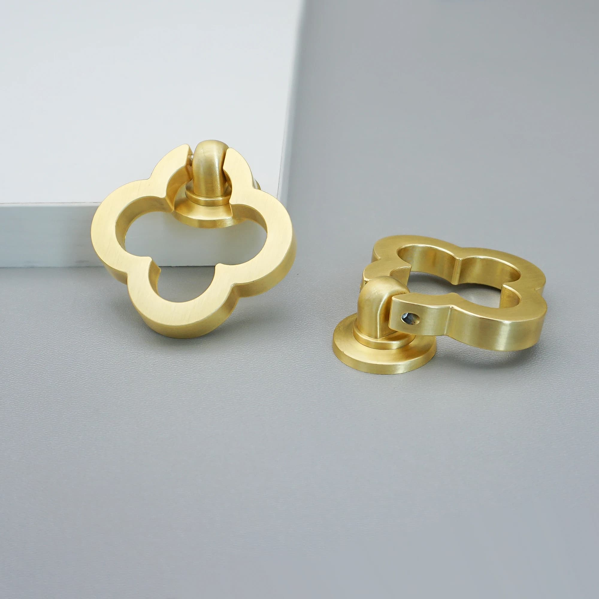 Maniglie per mobili in ottone spazzolato con quadrifoglio, pomelli moderni per cassetti, maniglie per guardaroba, accessori da cucina, ferramenta per mobili