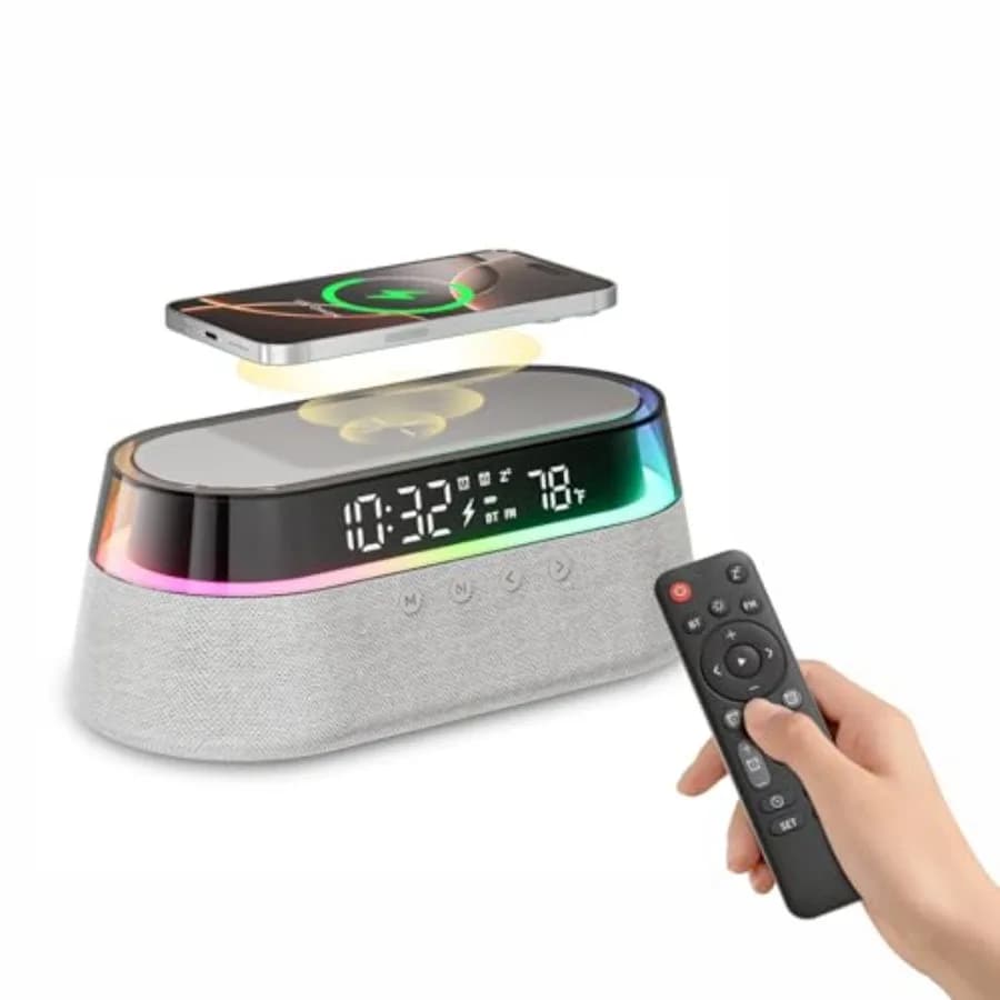Altoparlante Bluetooth 6-in-1 con Sveglia, Telecomando, Caricatore Wireless Rapido 15W, Radio FM e Luce Notturna LED Dimmerabile, Display Digitale Doppio