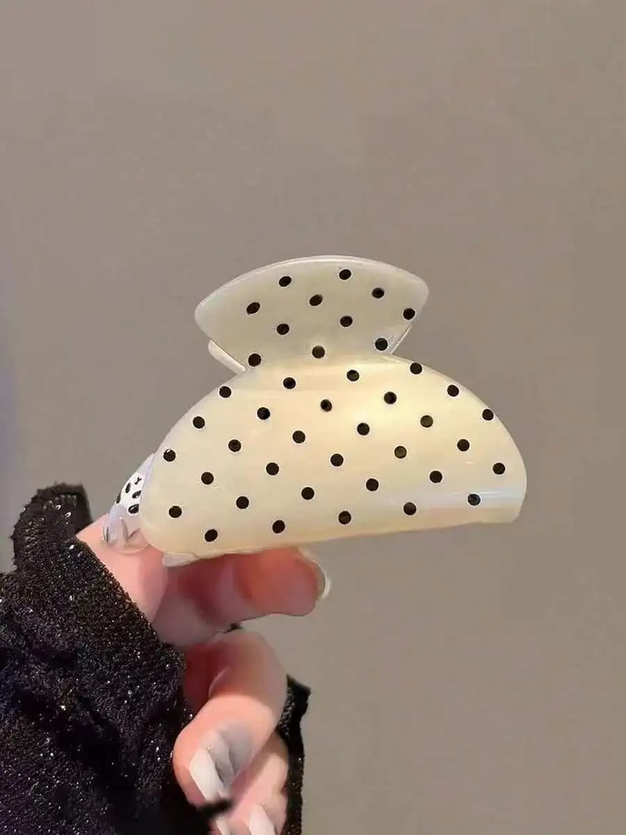 Fermagli per capelli in plastica bianco latte con pois neri da donna, accessorio minimalista alla moda per l'uso quotidiano, casual e per feste.