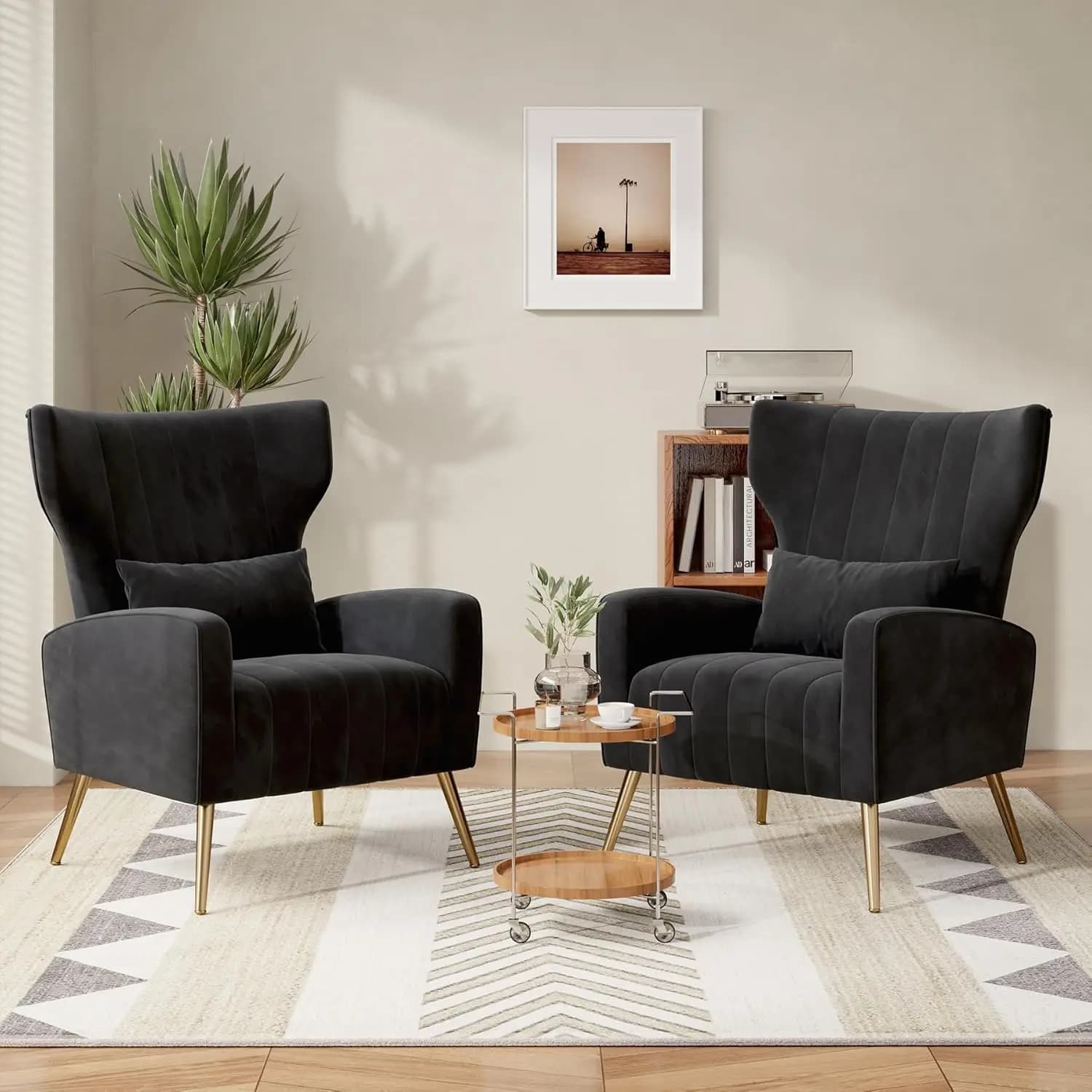 Set di 2 Poltrone Wingback in Velluto Nero, Schienale Alto con Braccioli, Gambe Dorate, Cuscino Lombare, Imbottite, Personalizzabili, per Soggiorno e Camera da Letto