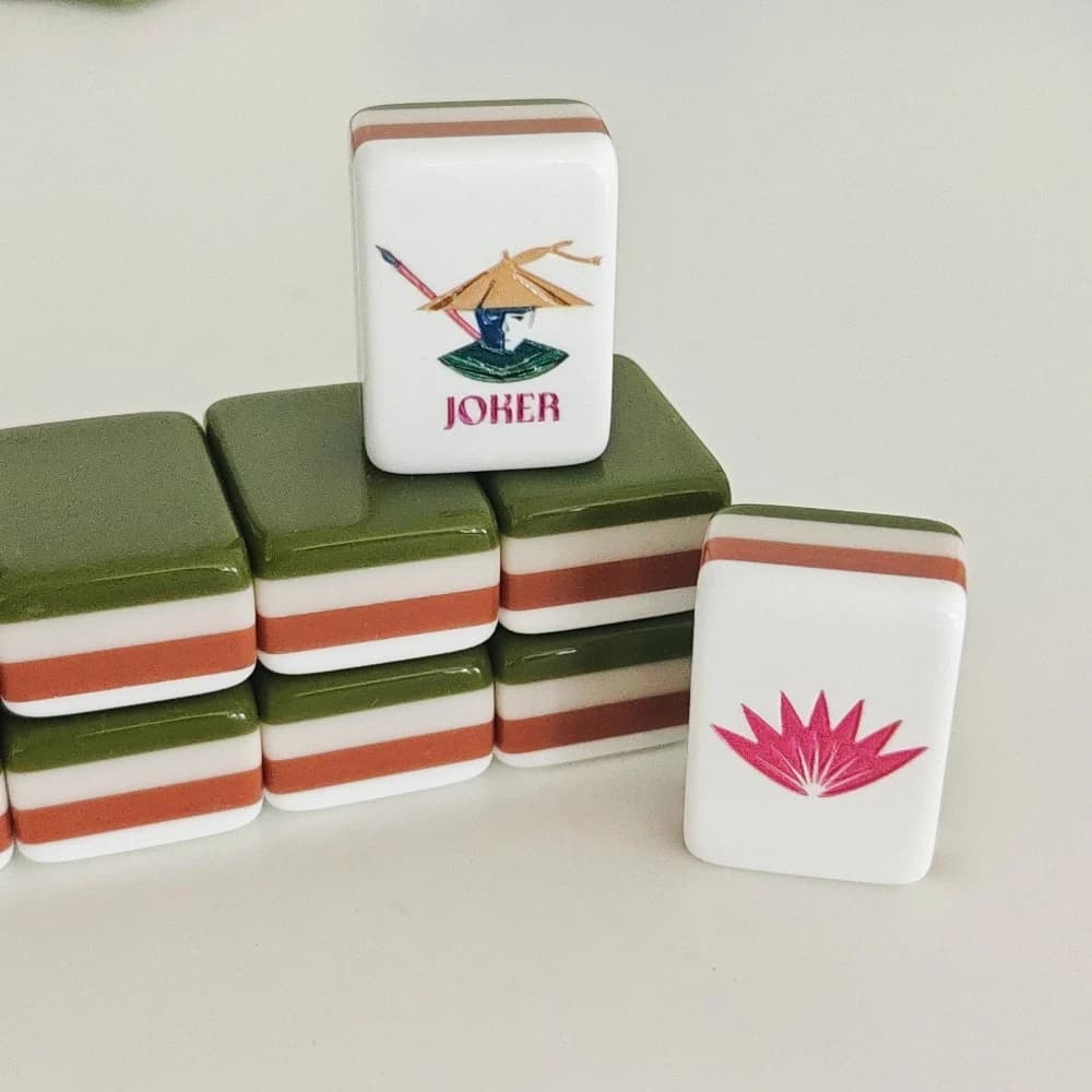 2026 Olive Green Luxury Engraved American Mahjong Set 4-Layer Acrylic Mahjong Tiles Portable Mah Jongg Sets Leisure Board Games