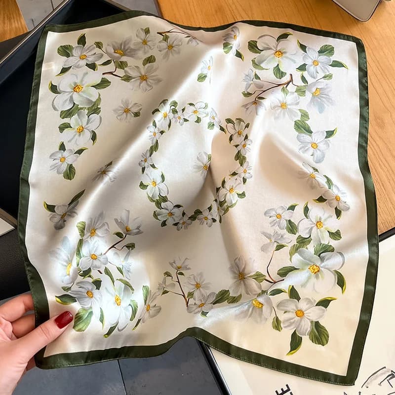 Sciarpa quadrata di seta 100% di lusso Donna Moda Collo in raso Bandana per capelli 53x53 cm Printnd Beach Hijab Foulard Foulard femminile Pareo