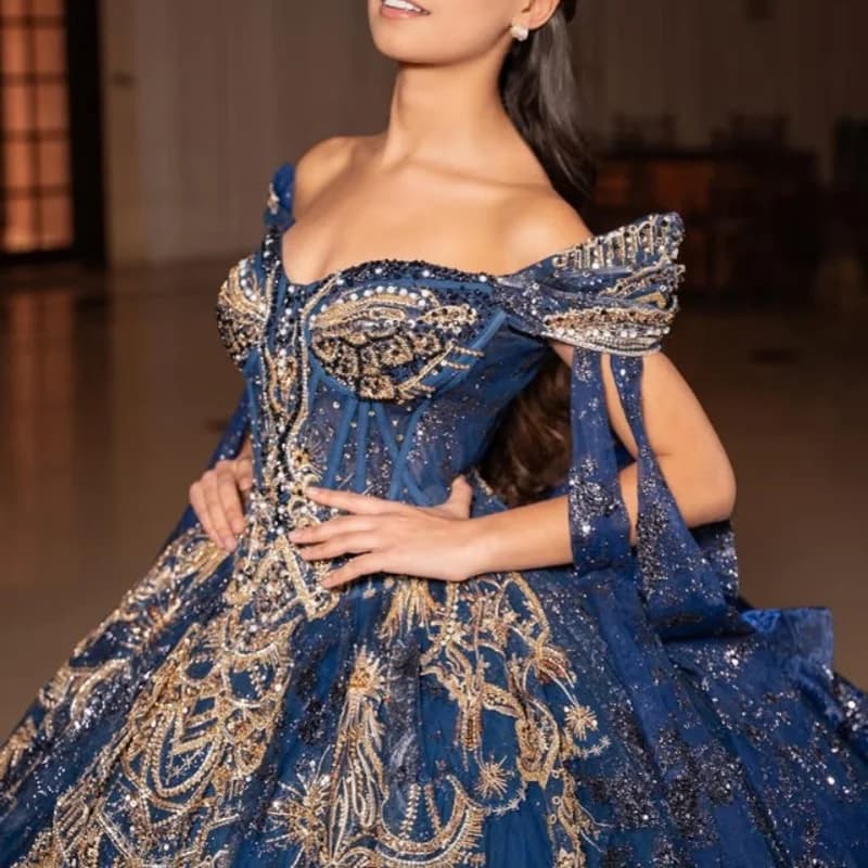 Abito Quinceanera blu scuro lucido Decalcomania con glitter di cristallo Stratificazione con spalle scoperte Coda lunga Abiti da 15 Quinceanera Personalizza