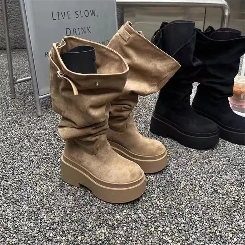 Nuovi Stivali Alti al Ginocchio da Donna in Camoscio con Plateau, Autunno Inverno 2026, Stivali da Combattimento Gotici con Tacco Grosso e Suola Spessa, Modello Slouchy per Piedi Piccoli