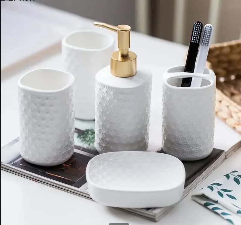 Set da Bagno in Ceramica Bianca a Cinque Pezzi: Accessori per Toilette, Bicchiere per Igiene Orale, Portaspazzolino, Dispenser per Sapone Liquido, Portasapone