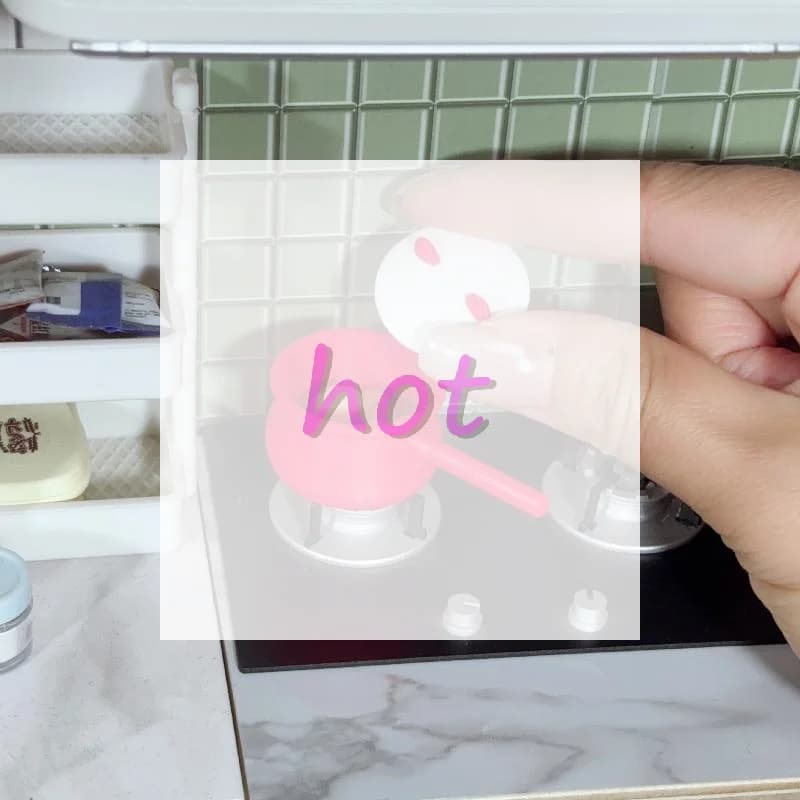 **1 pezzo nuovo, rosso e rosa, pentola per zuppa, friggitrice, padella per latte, modello in miniatura 1:12 per casa delle bambole con coperchio, accessori fai da te per cucina e mobili per casa delle bambole**