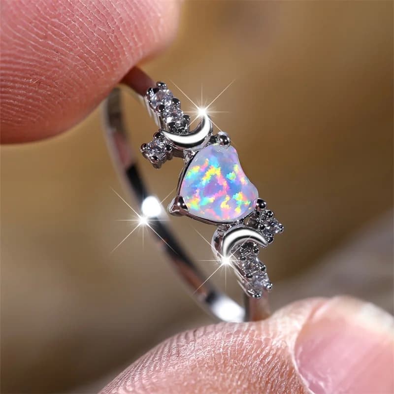Anello a Tre Artigli con Luna su Due Lati, Simbolo di Amore e Benessere, Semplice e Personalizzato, Piccolo e Unico, Gioiello di Lusso Discreto